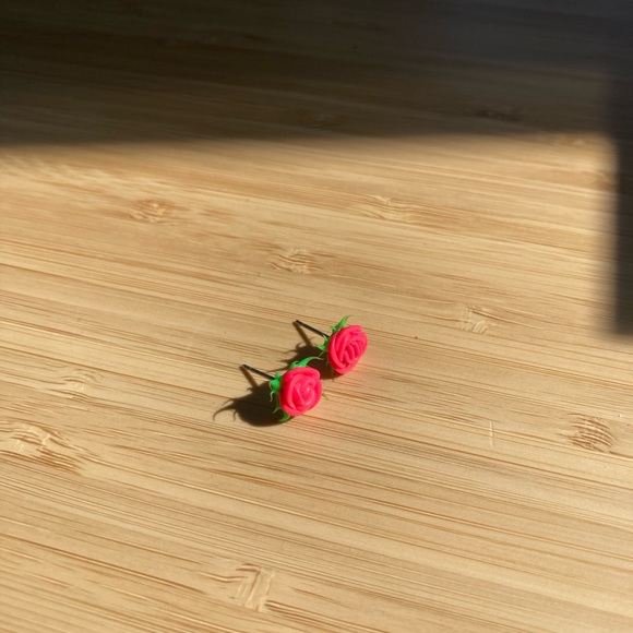 Iconic Rose Posts from Claire’s 🌹 - Picture 1 of 5